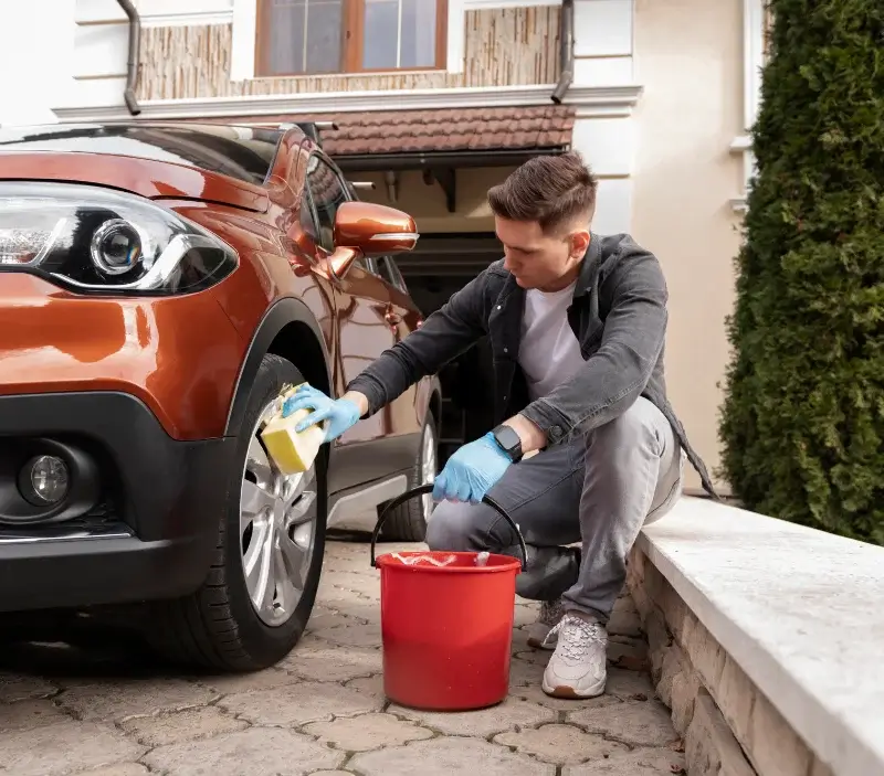 Lavage auto à domicile Horbourg-Wihr : professionnel intervenant sur un véhicule